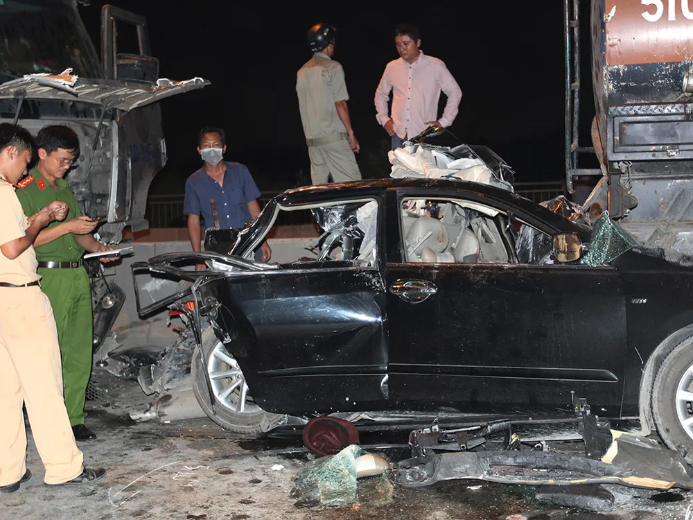 Tài xế mắc kẹt tử vong trong cabin trong vụ tông 4 xe ảnh 3